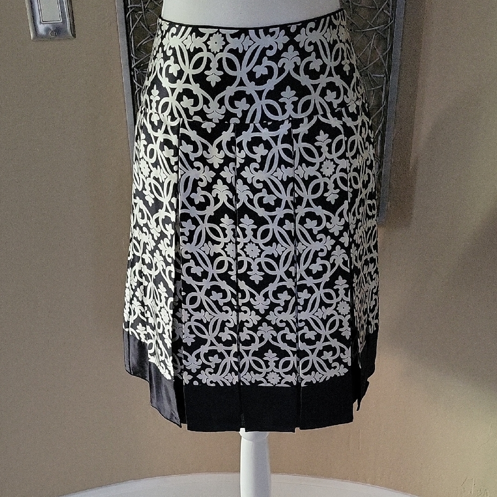 White House Black Market 100% Silk Pleated Trellis Print Skirt